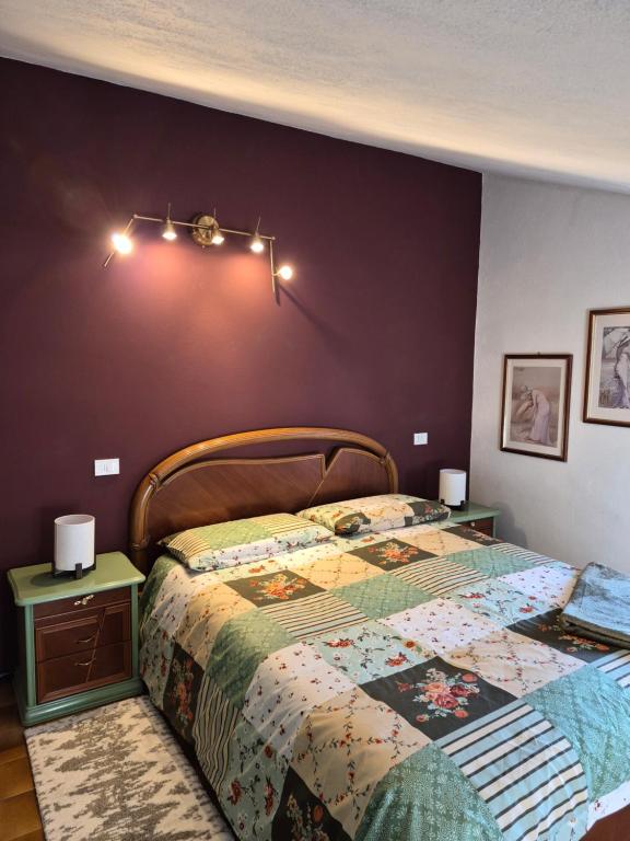 una camera da letto con un letto e due comodini di Orion House ad Ardenno