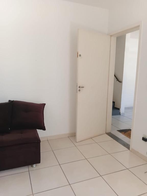 een woonkamer met een bank en een deur bij House Anas in Vespasiano