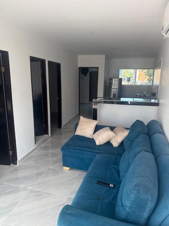een woonkamer met een blauwe bank in een kamer bij Apartamentos King Arthur in Punta Seca