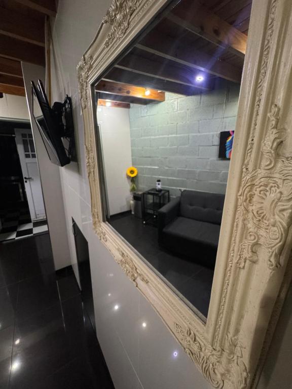 uno specchio su un muro con un divano in una stanza di Hostel Wilde a Wilde