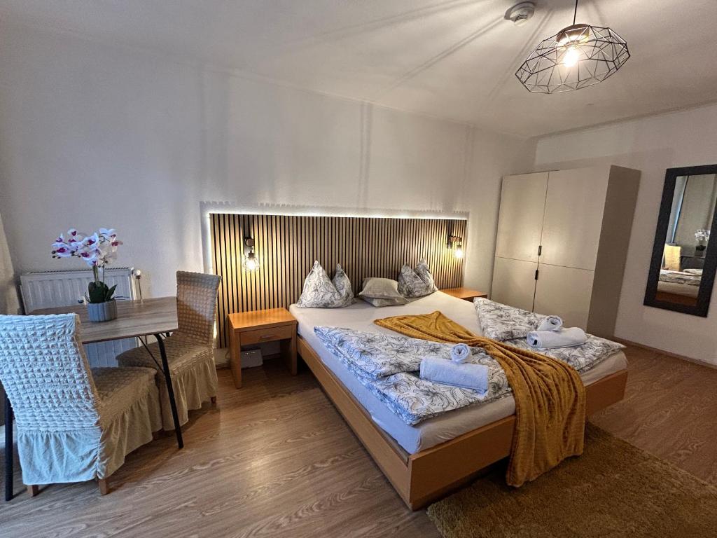 En eller flere senge i et værelse på Comfort Room in Warmbad