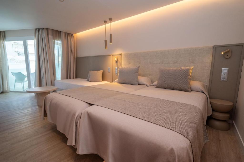 En eller flere senge i et værelse på Hotel Sahara Playa