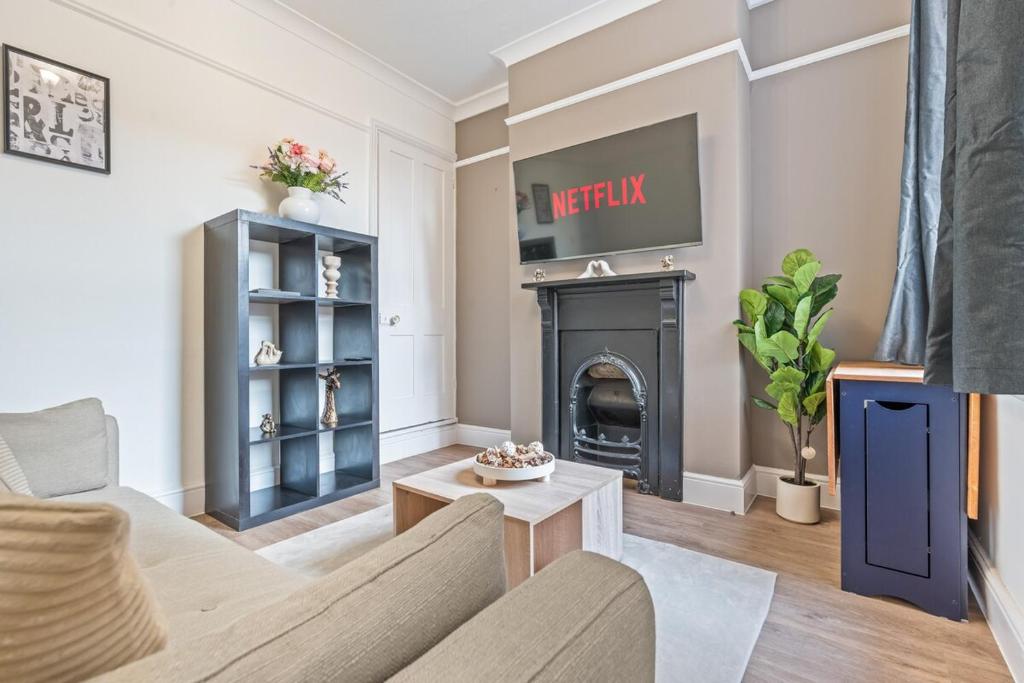 un soggiorno con divano e camino di NEW! Sleeps 5 - Free Parking - Contractors a Warwick