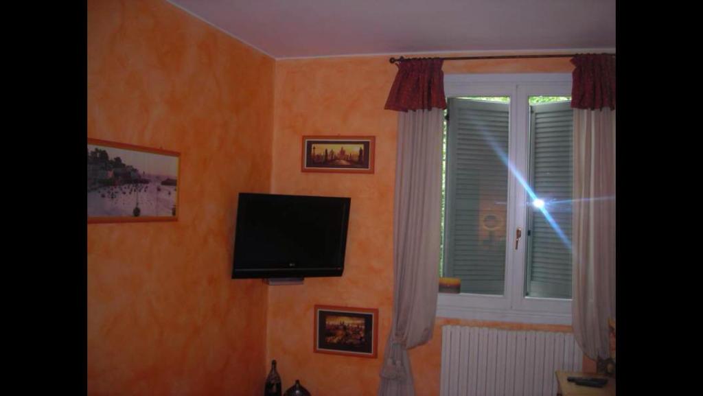 un soggiorno con TV e finestra di casavacanzasilvia a Rubiera