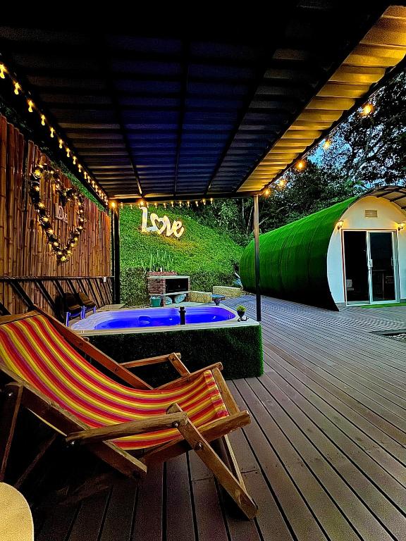 a deck with a couple of chairs and a igloo at Criss Glamping in La Vega