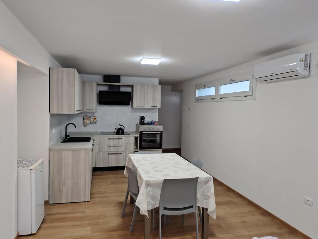 una cucina con tavolo e tovaglia; di G&S Belvedere Apartment - Nuoro a Nuoro