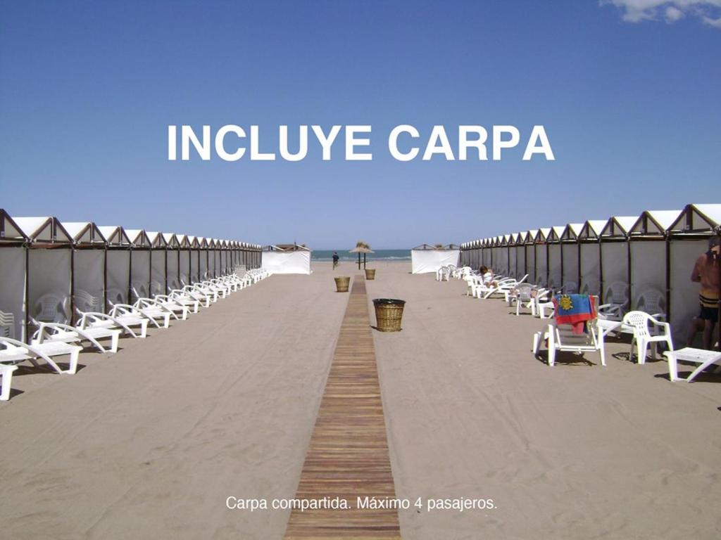 een lange rij stoelen op het strand bij Hotel Dos Reyes in Mar del Plata