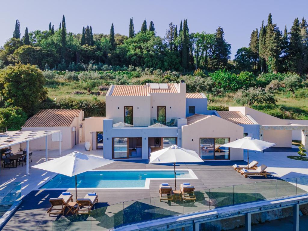Swimmingpoolen hos eller tæt på Villa Athina Corfu - 4 bedrooms