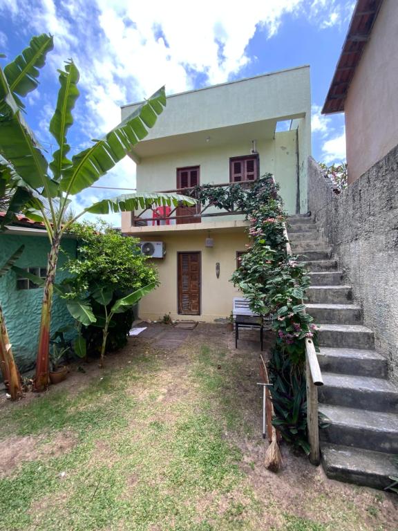 een huis met een trap naar een gebouw bij Lindo, simples, aconchegante e pé na areia in Fortaleza