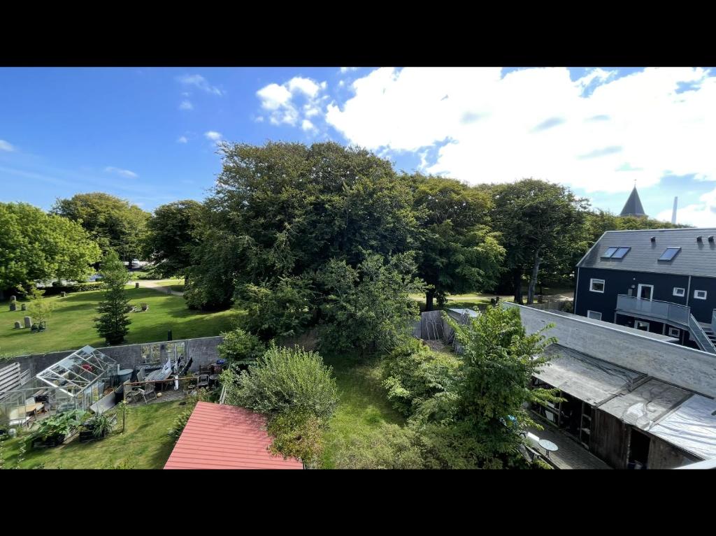 una vista aerea di un cortile e di una casa di Plads til børnefamilien i hjertet af Esbjerg a Esbjerg