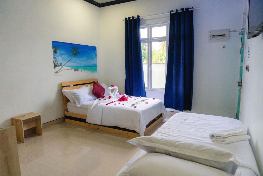 ein Krankenzimmer mit zwei Betten und einem Fenster in der Unterkunft Island Concept Maldives in Bileffahi