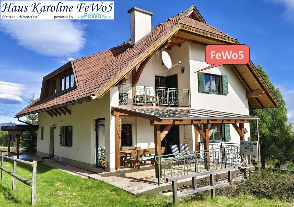 een huis met een balkon en een bordje met de tekst fyi bij Haus Karoline FeWo5 in Hochrindl