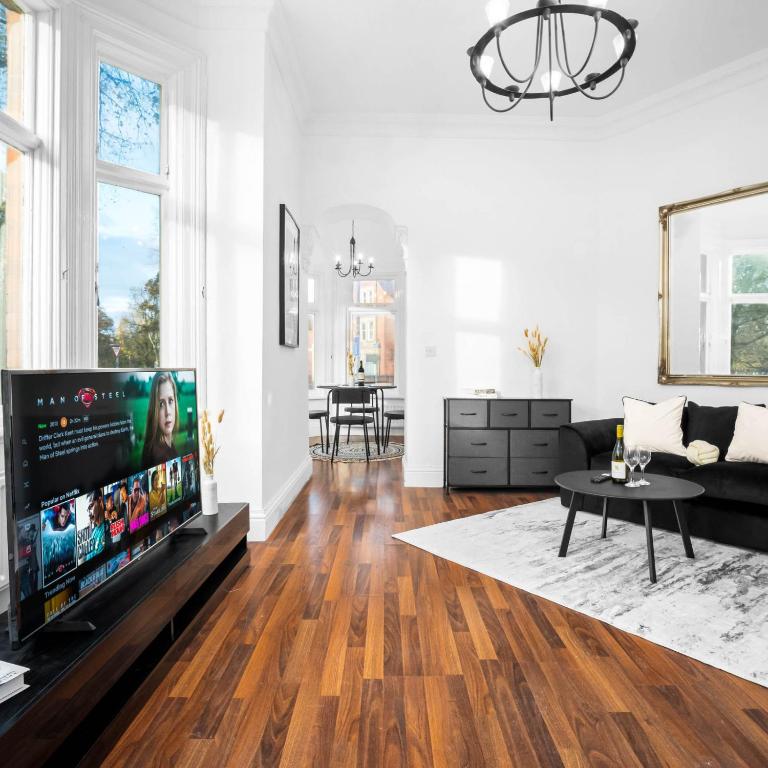 a living room with a television and a couch at Spacious Apartment - Parking - Smart TV - Netflix 9PC in Wolverhampton