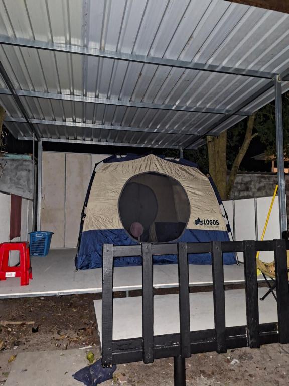 een tent die op een bed staat bij Phayam Hostel in Ko Phayam