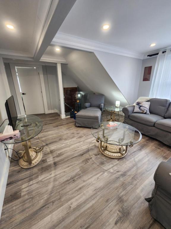 ein Wohnzimmer mit Sofa und Tisch in der Unterkunft Walkerville Luxury Apt -River Views & Balcony in Windsor