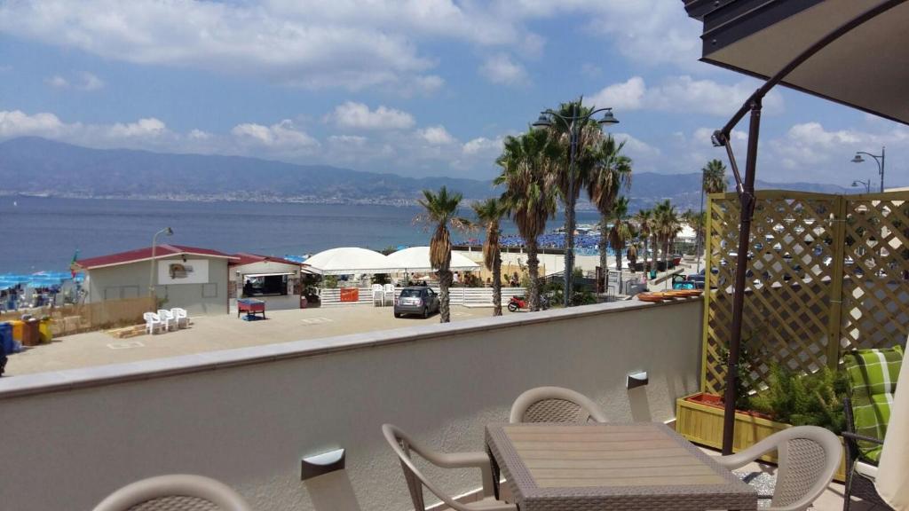 CatonaにあるB&B A due Passi dal Mareの海の景色を望むバルコニー(テーブル、椅子付)