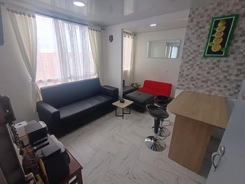 een woonkamer met een bank en een tafel bij Apartamento en Ibagué Campestre in Ibagué