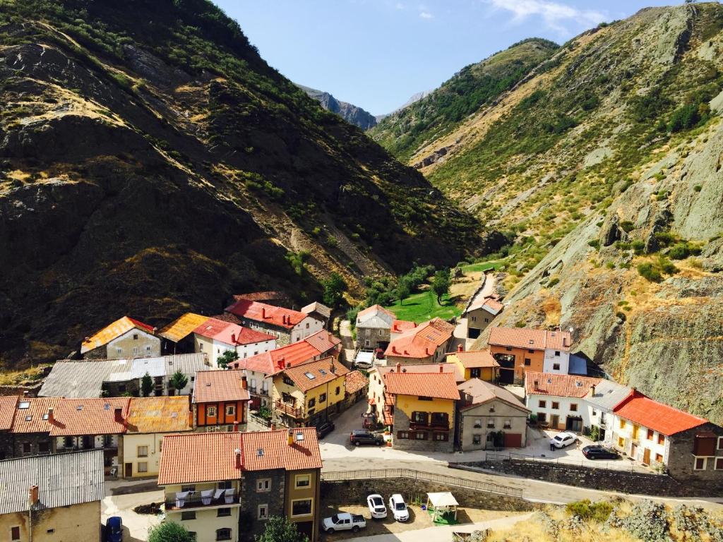 
a small town with a mountain range at El Invernal de Picos in Portilla de la Reina
