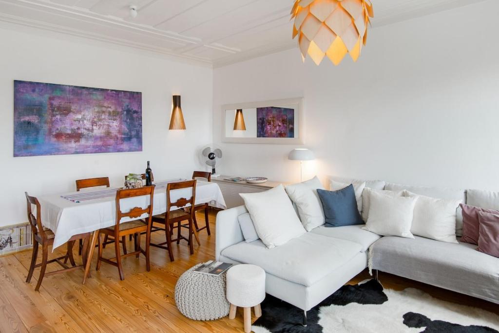 NEW TO BOOKING - Stunning Views - Authentic Lisbon Living