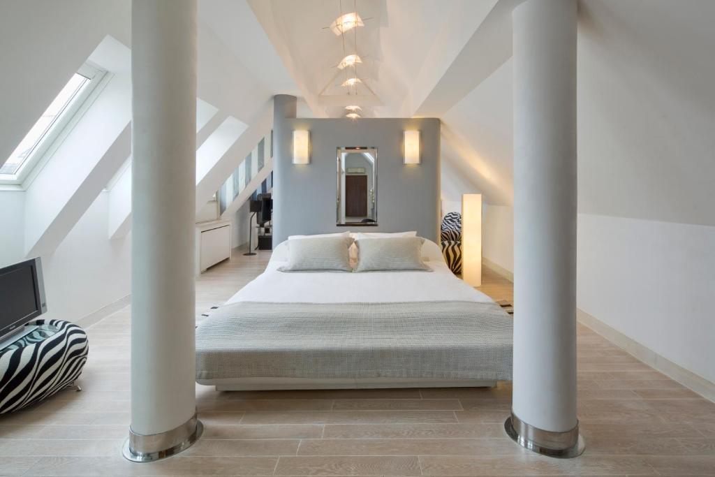 Postel nebo postele na pokoji v ubytování Mamaison Le Regina Boutique Hotel