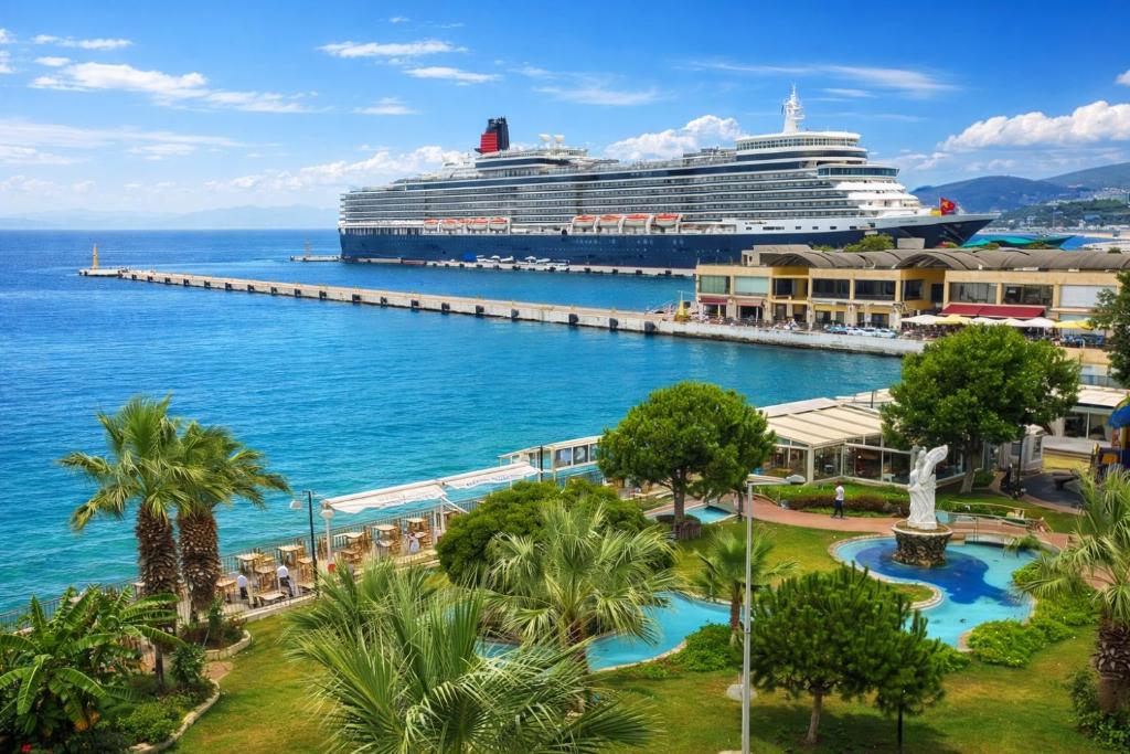un bateau de croisière est amarré à côté d'un port dans l'établissement Kayhanbey Hotel, à Kusadası