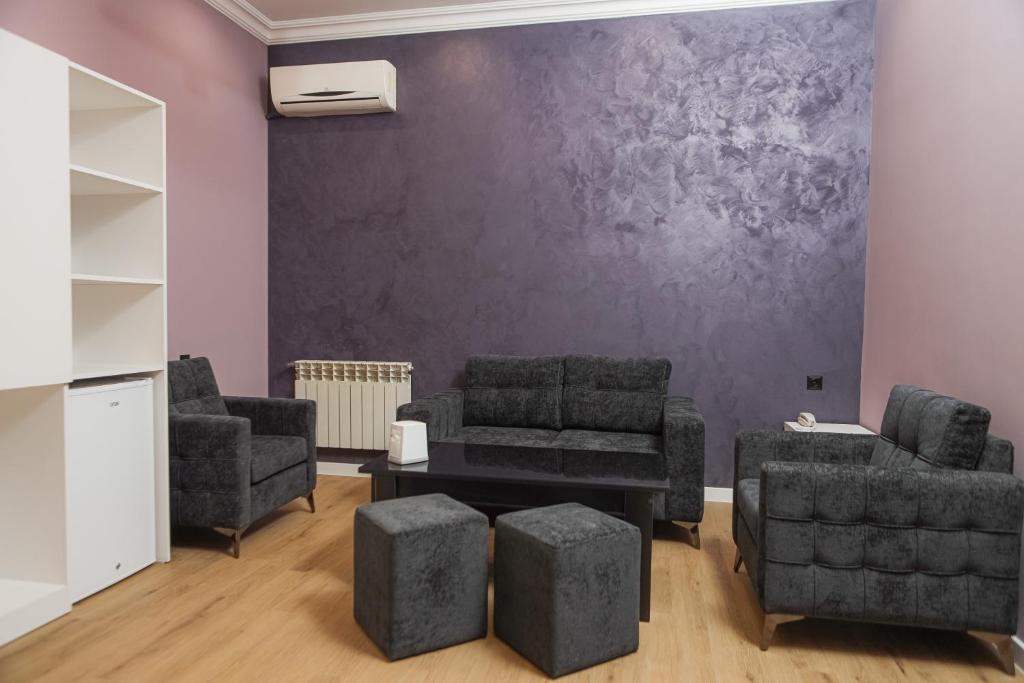 een woonkamer met twee stoelen en een tafel bij Barca Hotel in Jerevan