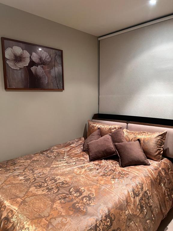 een slaapkamer met een groot bed met kussens erop bij Private Bedroom in Melbourne CBD in Melbourne
