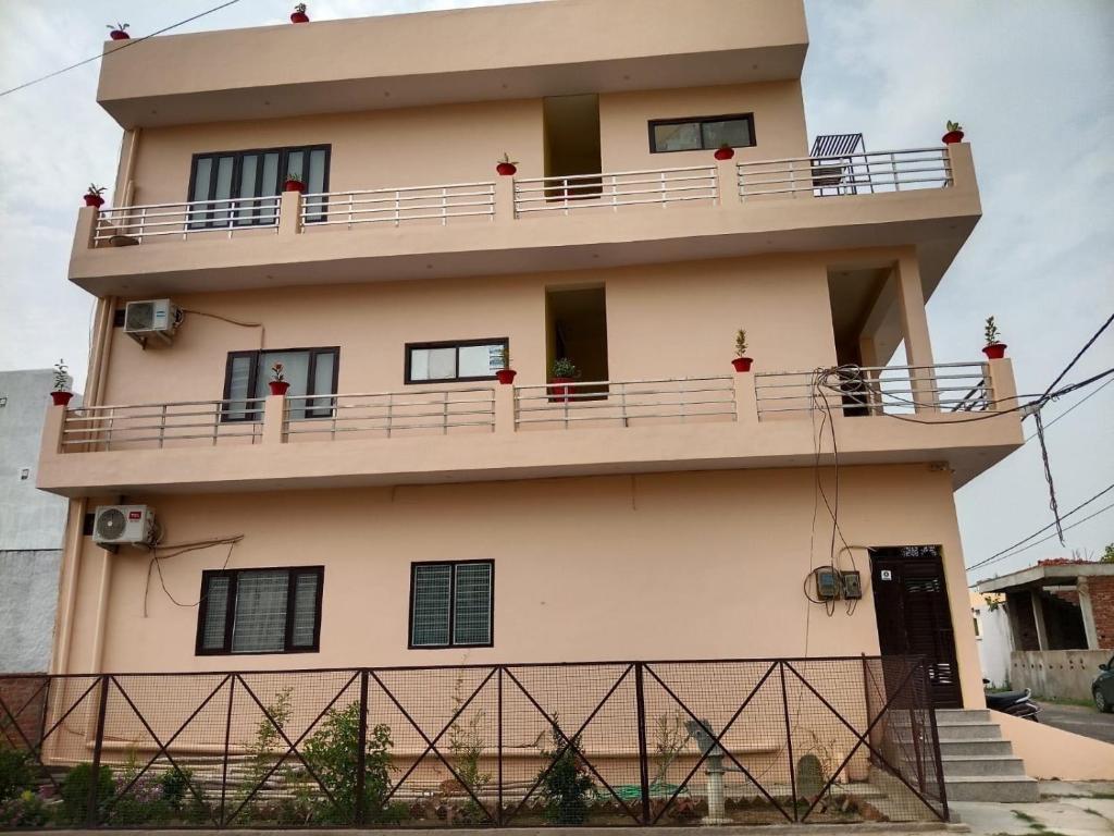 En balkon eller terrasse på Hotel O R K RESIDENCY SGPGI