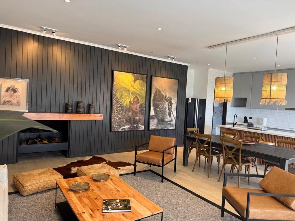 een woonkamer met een tafel en een keuken bij Casa en Maitencillo in Puchuncaví