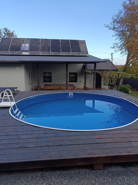 een zwembad met zonnepanelen op een terras bij Стрийський Двір in Tsjernivsi