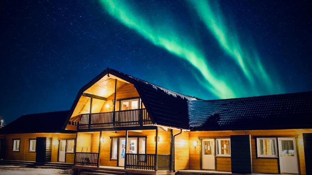 una casa con l'aurora nel cielo di Berlevåg Motell AS a Berlevåg