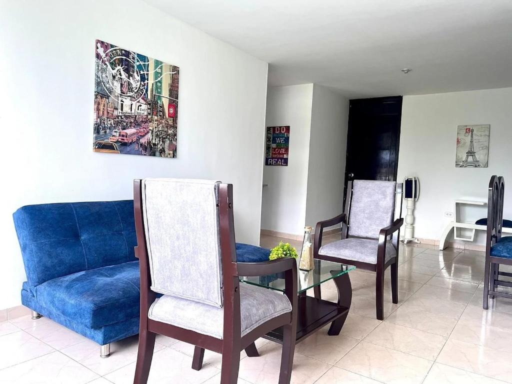 un soggiorno con 2 sedie e un divano blu di Apartamento cerca del Centro y Clínicas a Valledupar