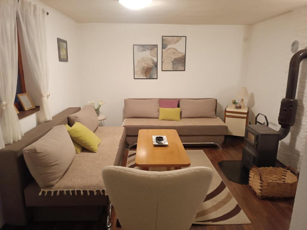 un soggiorno con un divano e un tavolo di Vlasic Relax Location a Vlasic