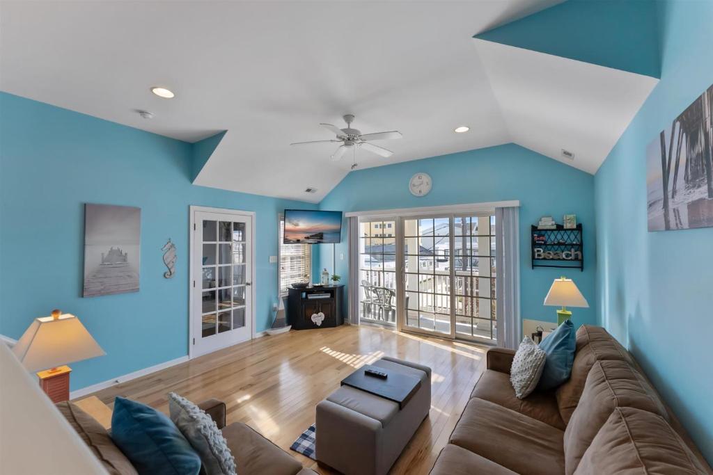 ein Wohnzimmer mit blauen Wänden und einer Couch in der Unterkunft 403 E 18Th Ave, Unit 4B in North Wildwood