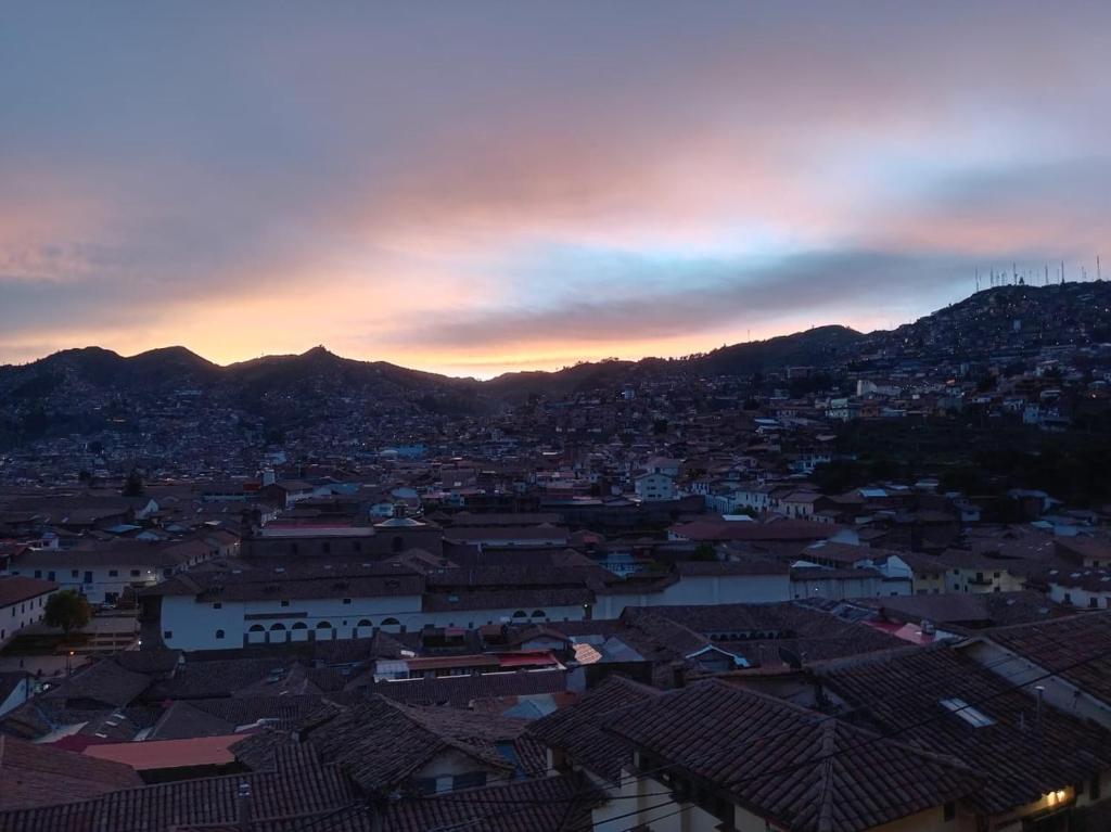 Blick auf eine Stadt mit Häusern und Bergen in der Unterkunft Casa Cusco guest house in Cusco