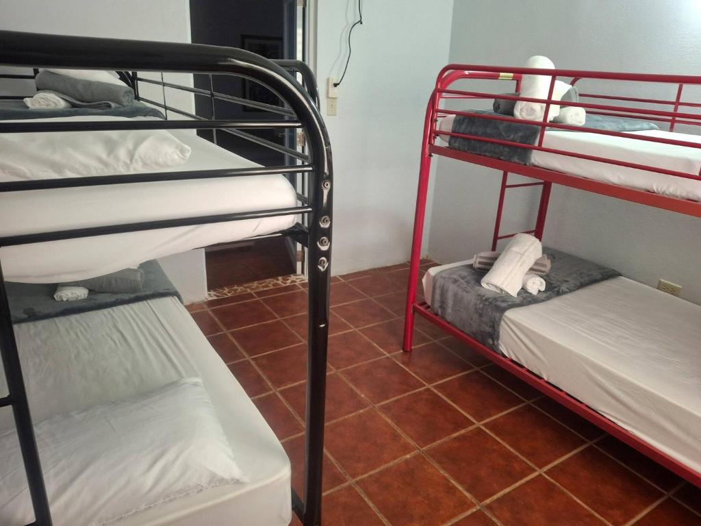 เตียงในห้องที่ Comfortable 2BR Getaway for 6 Guests with Pool Access