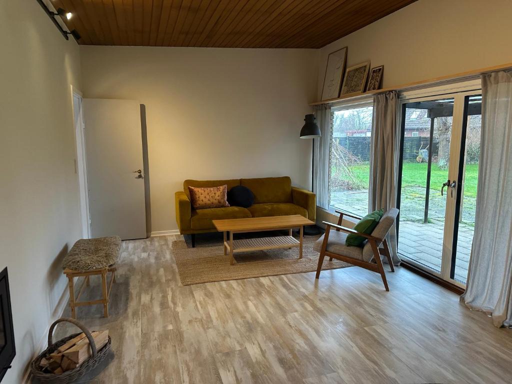 un soggiorno con un divano e un tavolo di Villa Svane a Rødby
