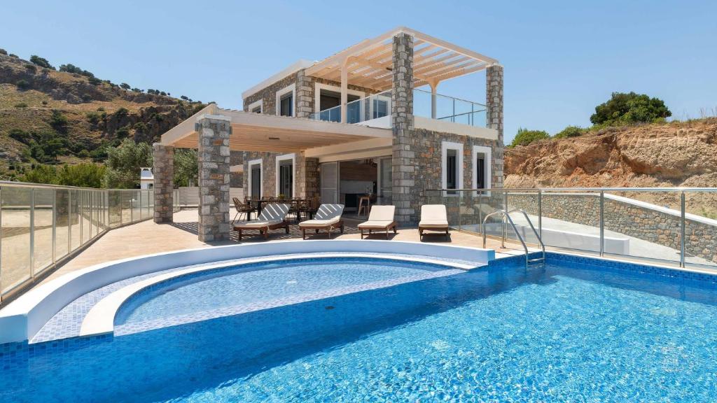 una villa con piscina e una casa di Lindos Summer Memories Villas a Líndos