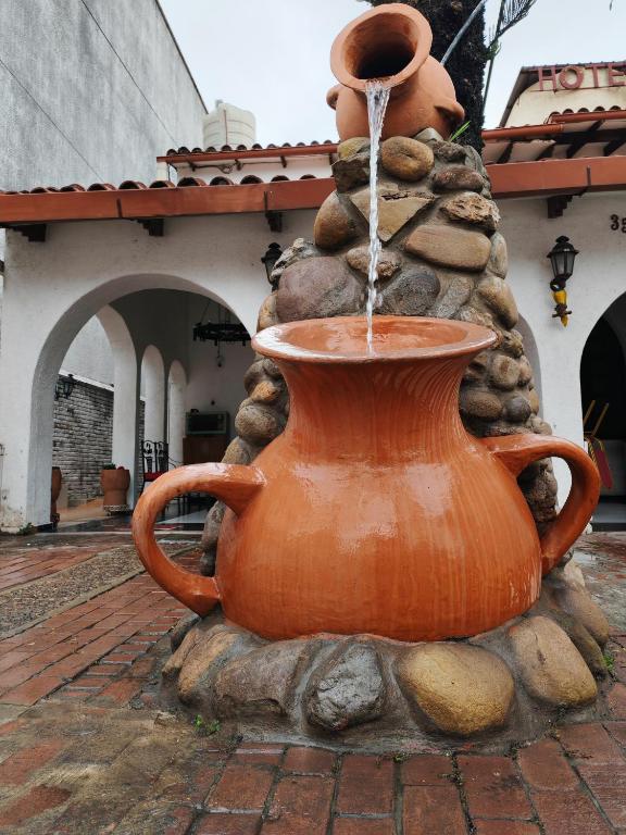 een waterfontein voor een gebouw bij Hotel lider in Santa Cruz de la Sierra