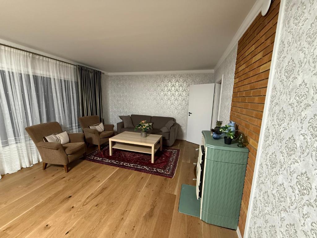 een woonkamer met een bank en een tafel bij A comfy House in Hol