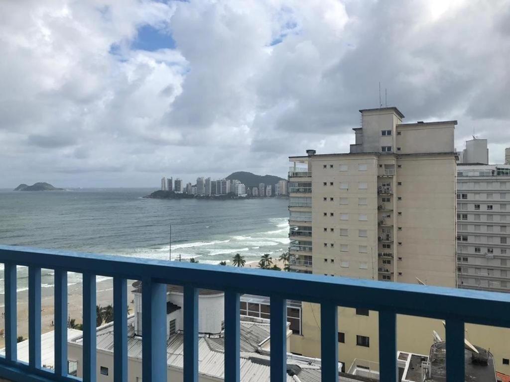- un balcon avec vue sur l'océan et les bâtiments dans l'établissement Pitangueiras Apartment, great location, oceanfront, à Guarujá