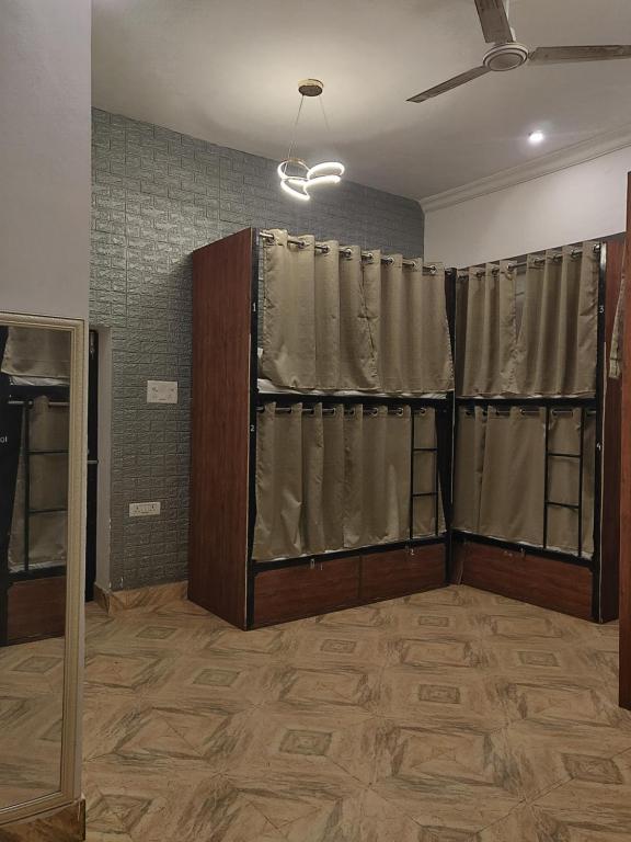 een lege kamer met gordijnen in een kamer met een kamer bij Green Olive in Lucknow