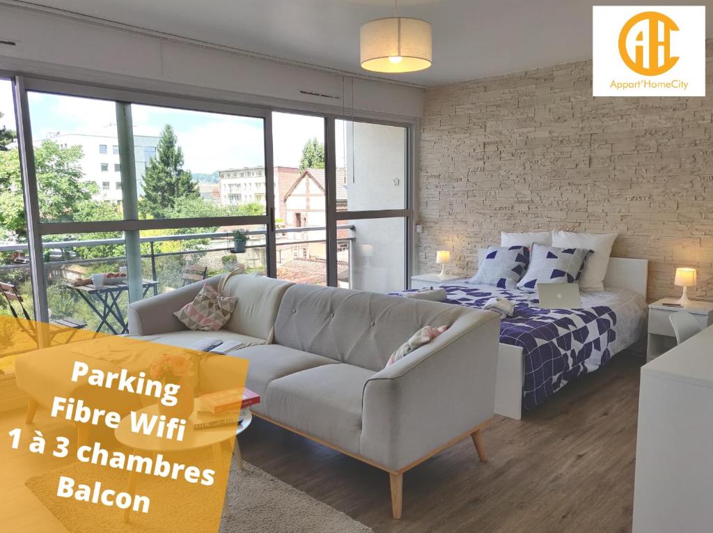 un salon avec un canapé et un lit dans l'établissement Appart'HomeCity - Rouen Grand Prieuré - 1 à 3 chambres, à Rouen