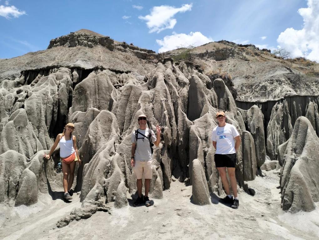 een groep mensen die voor rotsformaties staan bij LUNA del DESIERTO TATACOA in Villavieja