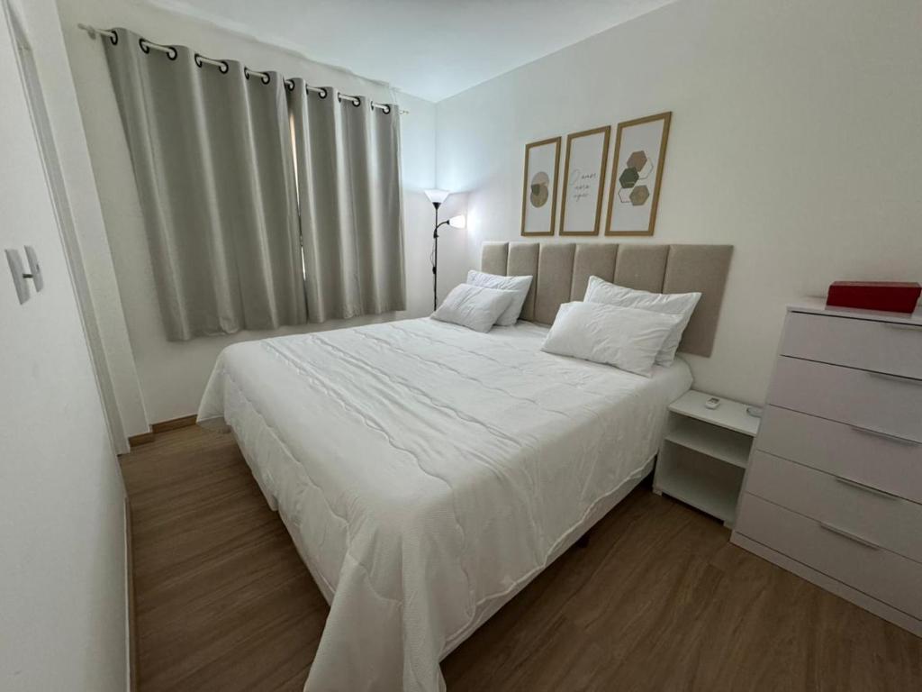 En eller flere senge i et værelse på Apartamento aconchegante Solar Aruana