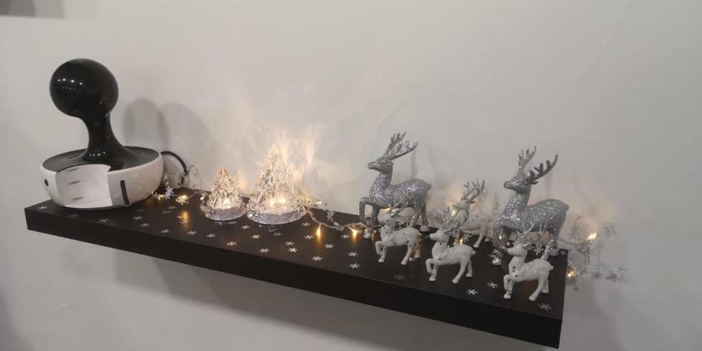 een plank met daarop een groep kerstversieringen bij Casa Emilia in Agulo