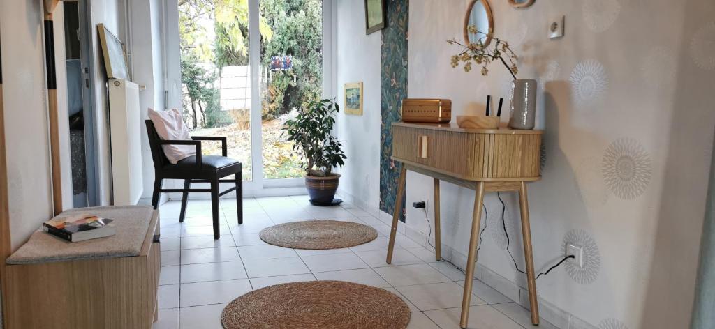 een woonkamer met een tafel en een stoel bij la chambre gourmande, en Richard in Auriac-sur-Vendinelle