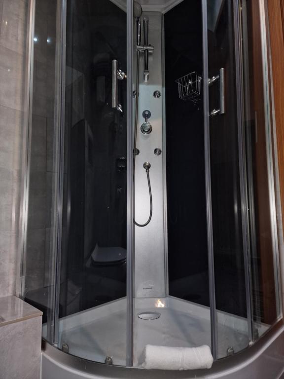 een douche met een glazen deur in een badkamer bij Pension Pale' Bach in Bad Hersfeld