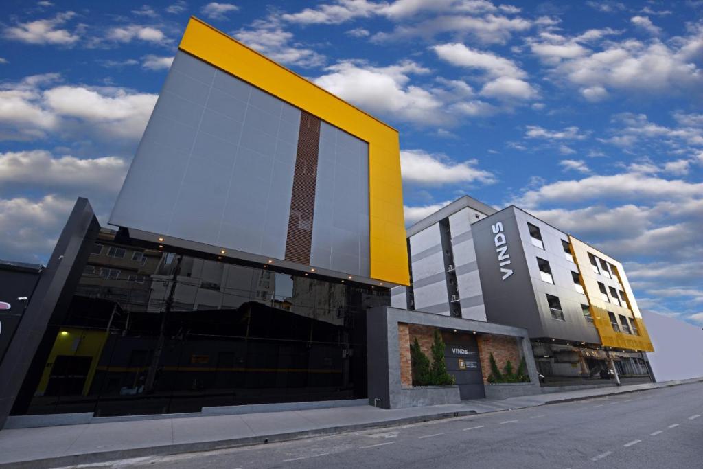 un edificio con un grande cartello sopra di Vinds Economic Hotel a Ipatinga