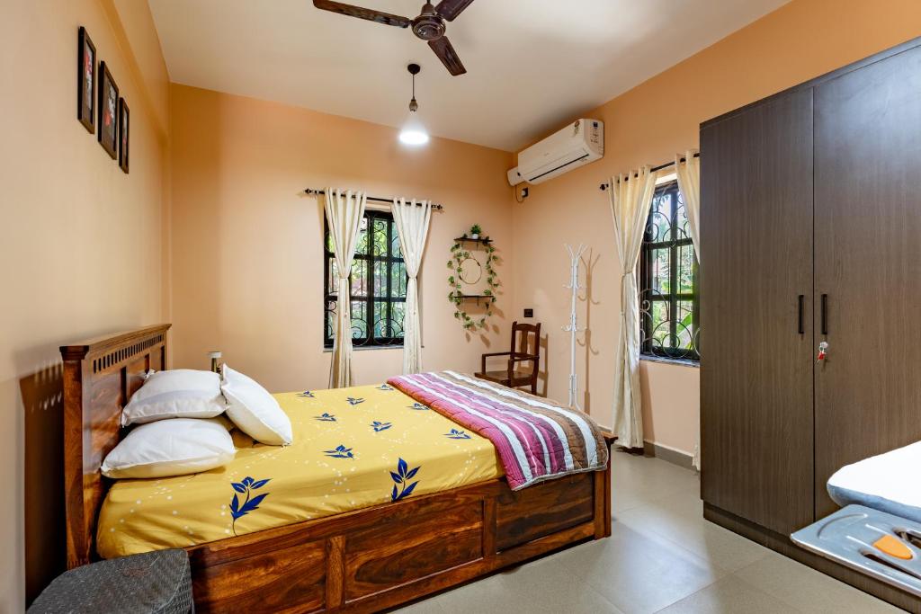 En eller flere senge i et værelse på Villa Effy 3 Bedrooms - Entire Villa 1800 sq ft